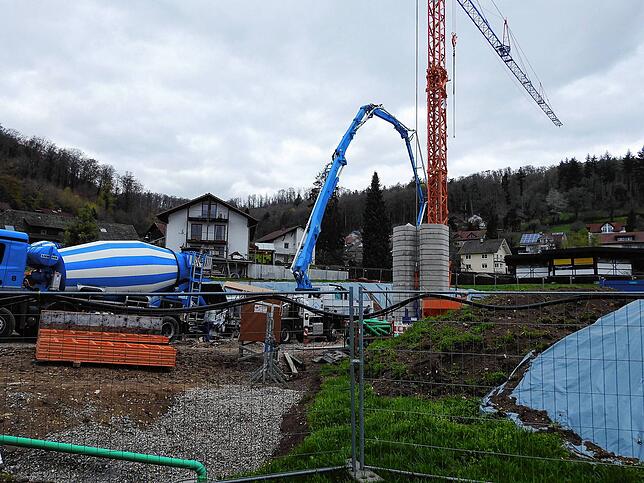 Auf der Baustelle geht es rund: Nachdem das Wetter Ende vergangene Woche dazwischen kam, wurde am Montag die Betonplatte – also ...