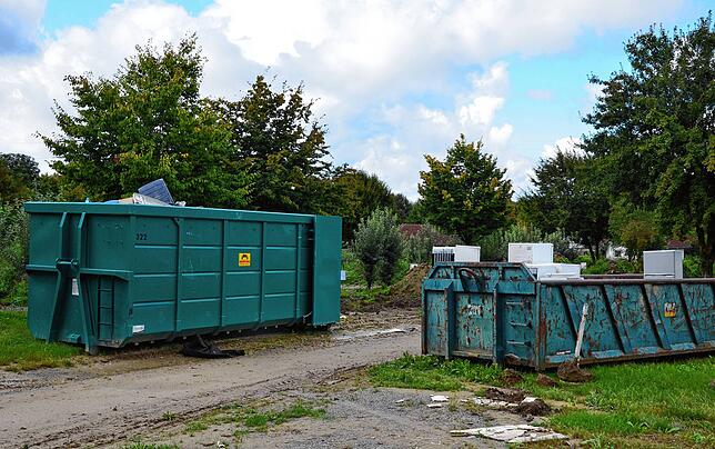 Das zerstörte Mobiliar der Caravan-Vorzelte wird in großen Container-Mulden gesammelt.