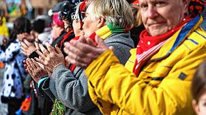 Bild : Fastnacht auf dem Schienerberg: Tausende feiern den Höriumzug mit kreativen Mottos