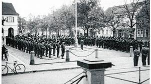 Im April 1945 endete der Krieg in Schopfheim, französische Soldaten hissen ihre Flagge auf dem Marktplatz. Foto: Archiv Leppert