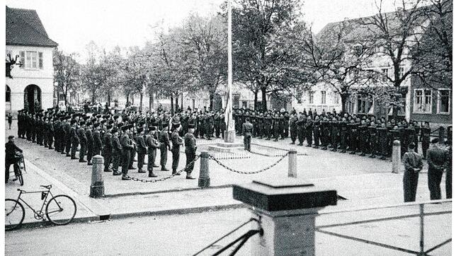 Im April 1945 endete der Krieg in Schopfheim, französische Soldaten hissen ihre Flagge auf dem Marktplatz. Foto: Archiv Leppert