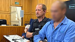Einer der beiden angeklagten Lastwagenfahrer schiebt dem Kollegen die Schuld zu, einen dritten Fernfahrer totgetreten zu haben.