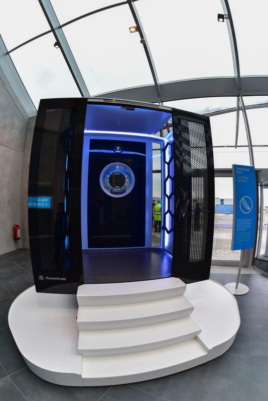 Im Innern des Testturm können Besucher eine Aufzugskabine der neusten Generation besichtigen.