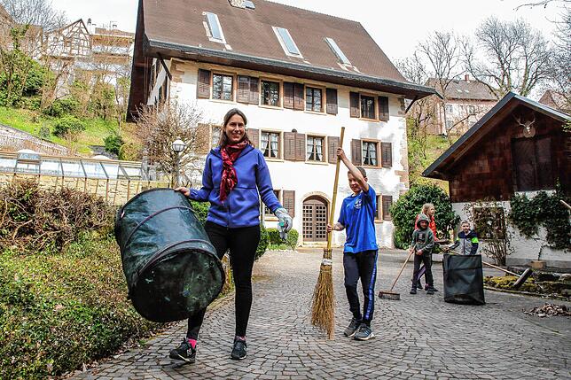 Gartenarbeit statt Gastronomie: Anja Rösner (links) will, dass es rund um die Bibermühle in Tengen-Blumenfeld aufgeräumt ist. Dabei ...
