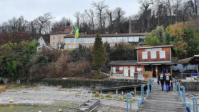 Auch Taucher suchten im Überlinger See auf Höhe der Brauerei Ruppaner (oben) nach einem möglicherweise untergegangenen ...
