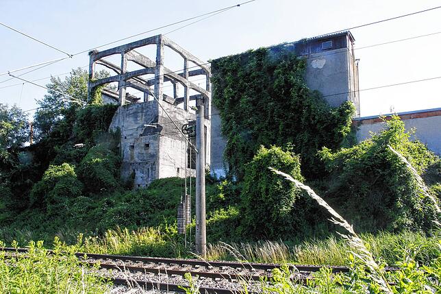 Die Betonruine des Basaltwerks am Ende der Schlossstraße in Mühlhausen war einst das Brecherwerk für das Basaltgestein aus dem ...