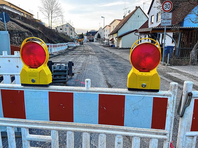 Die Einschränkungen durch die Bauarbeiten haben Anlieger und alle Fußgänger, Rad- und Autofahrer im Ort betroffen.