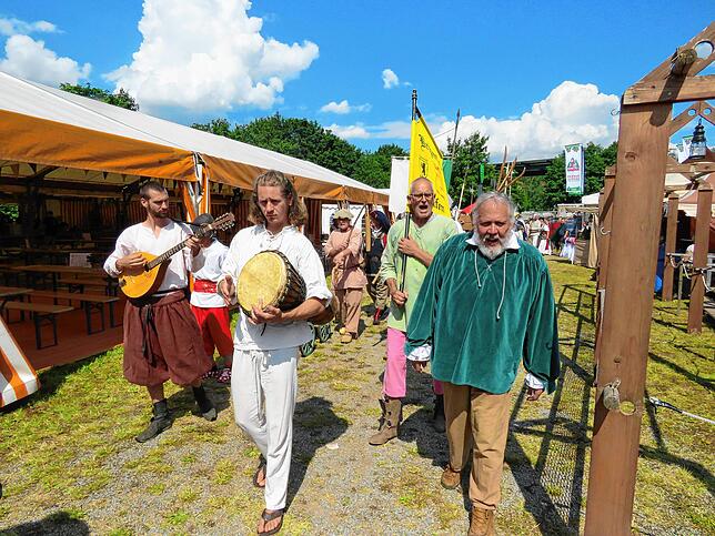 Bild 3: Festbeginn in Brigachtal: Viel Remmidemmi bei der 38. Auflage des Brigachtaler Dorffestes
