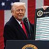 Donald Trump hält eine Tafel hoch, mit der er die Berechnung der neuen Zölle erklärt.