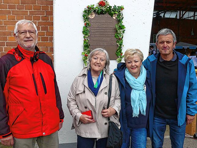 Für Herwig Herzogs Kinder Michael Herzog, Gudrun Herzog-Albicker, Gabi Herzog und Winfried Herzog (von links) stellt die Ehrung ihres ...