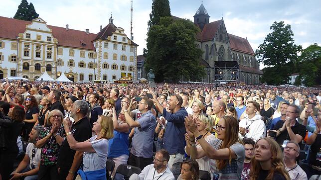 Die Fans jubelten der US-amerikanischen Kultband zu. Toto gastierte im Rahmen der Tour &bdquo;40 Trips Around The Sun&ldquo; beim Salem ...
