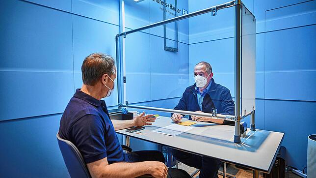 Bei Endress + Hauser in Maulburg werden seit einigen Tagen die Mitarbeiter geimpft. Die Aufnahme zeigt das obligatorische Vorgespräch: ...