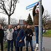 Zufriedene Gesichter: Mit der Umbenennung der ehemaligen Lettow-Vorbeck-Straße in Magnolienstraße wurde jetzt ein historisch belasteter ...