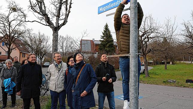 Zufriedene Gesichter: Mit der Umbenennung der ehemaligen Lettow-Vorbeck-Straße in Magnolienstraße wurde jetzt ein historisch belasteter ...
