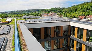 Auf dem Erweiterungsbau des Landratsamtes in Sigmaringen befinden sich Solarmodule. Angedacht ist diese Lösung für viele kreiseigene ...