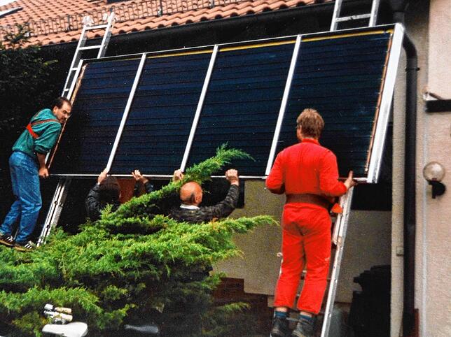 Zupackende Helfer brauchte es im Mai 1995 zur Installation des Kollektors.