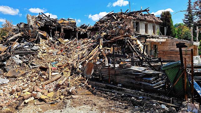 Der Blick auf die Brandruine in der Dorfmitte zeigt das Ausmaß des verheerenden Großbrandes in Riedöschingen. Noch immer liegt ein ...