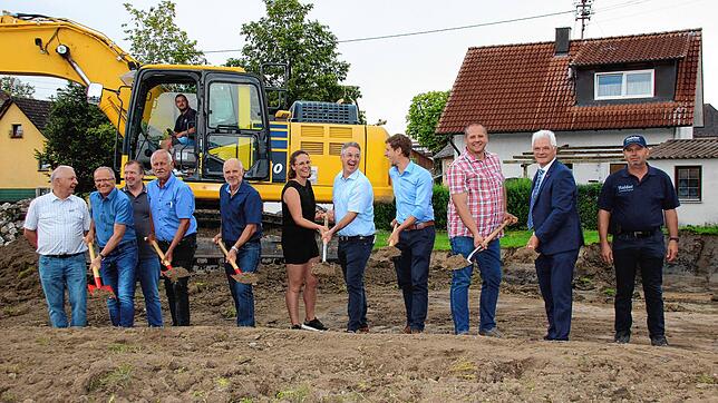 Strahlende Gesichter beim Spatenstich für das Dorfgemeinschaftshaus Rast (von links): die Gemeinderäte Wilfried Gabele, Wolfgang ...