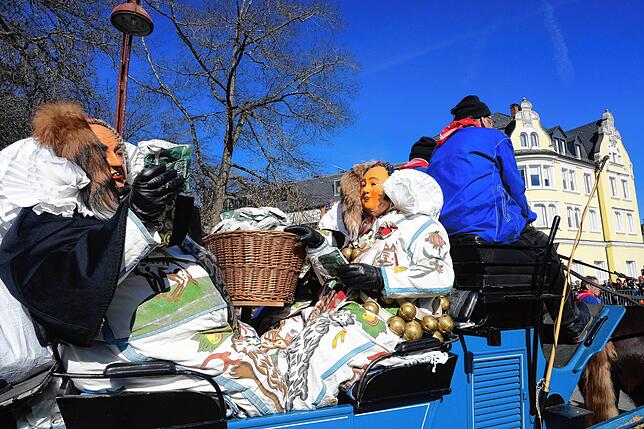 Bild 1: Warum der Fasnet-Umzug in Villingen jedes Jahr Groß und Klein fasziniert – Entdecke die Highlights!