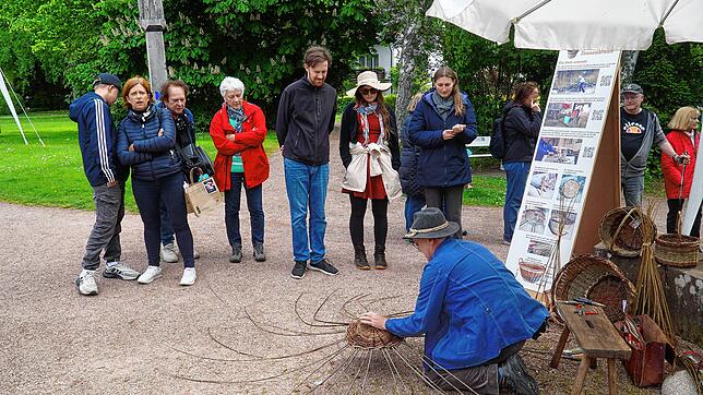 Das ist noch echte Handarbeit: Körbe flechten aus Weidengerten. Den Besuchern gefällt es.