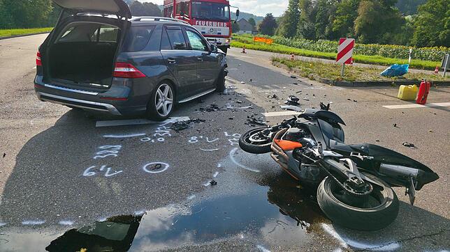 Ersten Ermittlungen zufolge übersah der Autofahrer den Motorradfahrer.