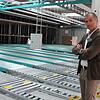 Geschäftsführer Steffen Würth begutachtet den Baufortschritt im zukünftigen Logistikzentrum. Hier sollen später einmal die Waren ...