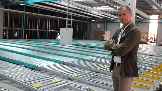 Geschäftsführer Steffen Würth begutachtet den Baufortschritt im zukünftigen Logistikzentrum. Hier sollen später einmal die Waren ...