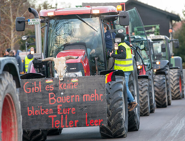 Der Schädel eines toten Rindes samt eines Plakats mit der Aufschrift „Gibt es keine Bauern mehr, bleiben eure Teller leer“ ...