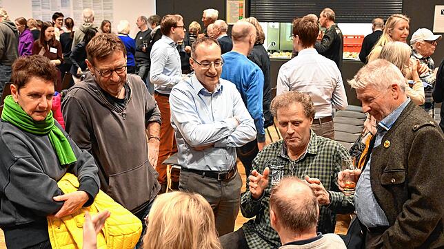 Viele verschiedene Gruppen bildeten sich bei den Workshops. Die Teilnehmer sammelten Ideen.