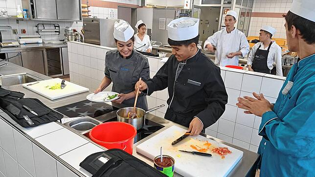An der Landesberufsschule für Hotel- und Gaststättengewerbe in Villingen-Schwenningen gibt es Schüler und Schülerinnen aus über 70 ...