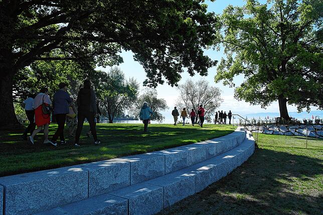 Die Ufermauer und die Treppe zum See sind Vergangenheit: Auf Stufen müssen die Gäste des Friedrichshafener Strandbads trotzdem nicht ...