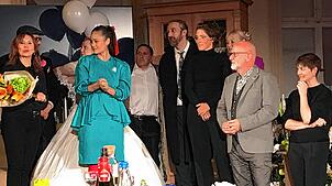 Kulturamtsleiterin Susanna Heim (links) überreicht Kami Manns (zweite von links) für den gelungenen Abend einen Blumenstrauß. Foto: ...