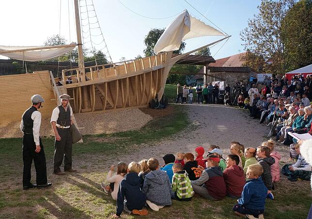 Bild 8: Der Theaterverein Zeitschleuse stellt bei der Schiffstaufe am Kloster in Riedern am Wald einen Teil seiner Kulisse für die nächste Saison vor