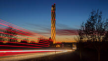 Der erleuchtete Turm in den Abendstunden.