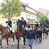 Der Reit- und Fahrverein Donaueschingen hat beim Reitturnier-Festumzug mal wieder ein Heimspiel. Hoch im Sattel und vom Straßenrand ...
