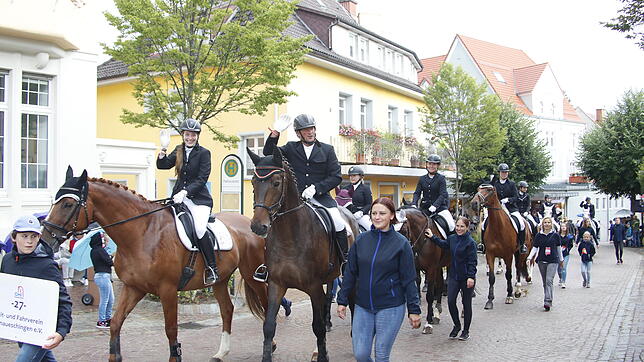 Der Reit- und Fahrverein Donaueschingen hat beim Reitturnier-Festumzug mal wieder ein Heimspiel. Hoch im Sattel und vom Straßenrand ...