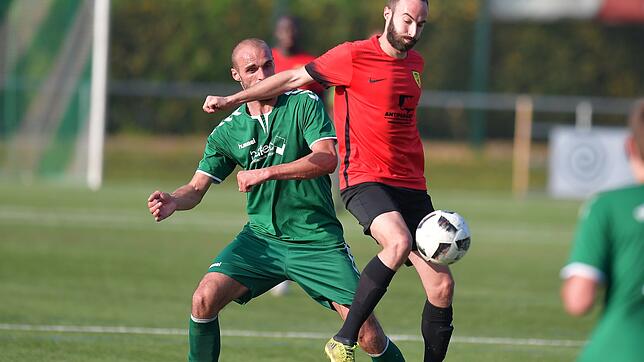 Vorn dabei: Spielertrainer Sascha Rueb (vorn, Archivbild) besiegte mit dem FSV Rheinfelden II das Schlusslicht SV Todtnau mit 4:0.