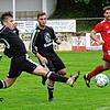 Knapp: Lindmir Alimi (links) kommt beim 2:3 der Spvgg. Wutöschingen zu spät. Teamkollege Patrick Budde und der Grießener Simon Gysel ...