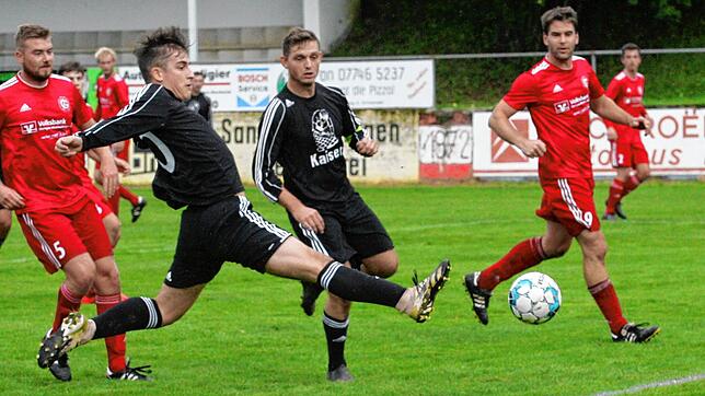 Knapp: Lindmir Alimi (links) kommt beim 2:3 der Spvgg. Wutöschingen zu spät. Teamkollege Patrick Budde und der Grießener Simon Gysel ...