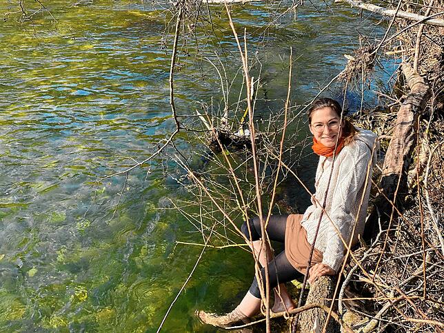 Miriam Herzog beim Wassertreten in der Wutach.