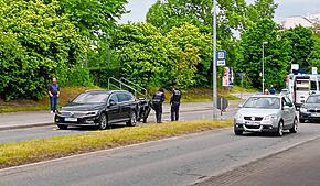 Polizisten nehmen den Unfall am Dienstag, 27. Mai, auf. Während dieser Zeit wird der Verkehr durch Beamte geregelt und die Autos über ...