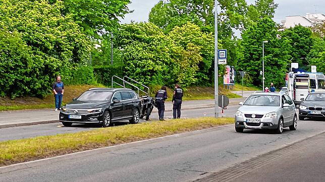 Polizisten nehmen den Unfall am Dienstag, 27. Mai, auf. Während dieser Zeit wird der Verkehr durch Beamte geregelt und die Autos über ...