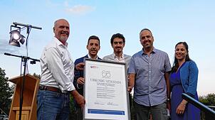 Mit dem Austausch der Partnerschaftsurkunde erneuern am vergangenen Wochenende Bürgermeister Stefan Kaiser und sein italienischer ...