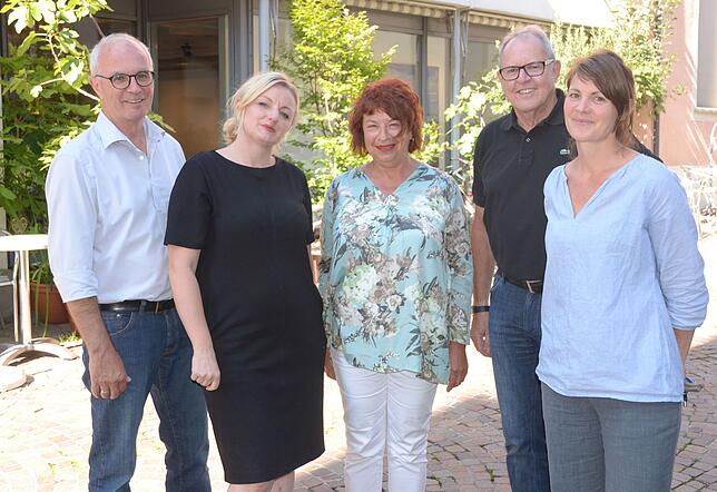 Laden zur Vernissage ein (von links): Bernhard Oßwald, Justine Otto, Ingrid Friedel-Neumann, Kurt Dadischeck und Irina Stengele.