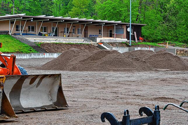 Seltsamer Anblick: Auf der Sportanlage „Eichengrün“ beim SV Untermettingen haben die Baumaschinen die Regie übernommen. Bis ...