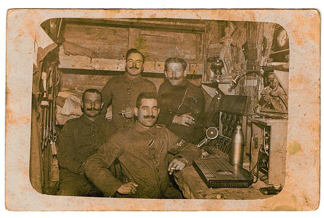 Dieses Foto aus einem deutschen Unterstand an der Westfront in Frankreich zeigt Emil Knöpfle, den Urgroßvater von Werner Knöpfle, hinten ...