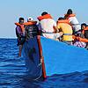 Jeden Tag ertrinken auf dem Mittelmeer Menschen, weil sie mit ihren kleinen Holzbooten kentern. Dieses Bild stand im Juli auf dem ...