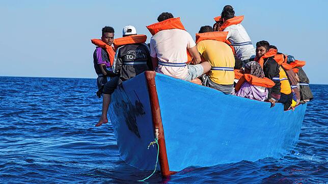 Jeden Tag ertrinken auf dem Mittelmeer Menschen, weil sie mit ihren kleinen Holzbooten kentern. Dieses Bild stand im Juli auf dem ...