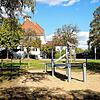 Blick auf die Storchenschule in Böhringen und den Spielplatz daneben. Ein Unbekannter soll ein Kind auf dem Spielplatz angesprochen haben.