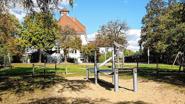 Blick auf die Storchenschule in Böhringen und den Spielplatz daneben. Ein Unbekannter soll ein Kind auf dem Spielplatz angesprochen haben.